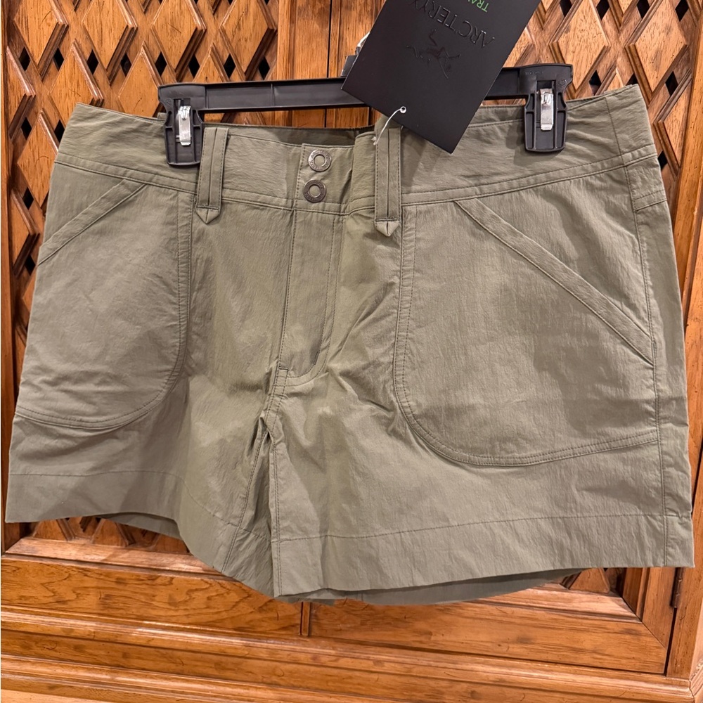 NWT Arc'teryx Women’s Olive Green Shorts with Front Pockets - 12
